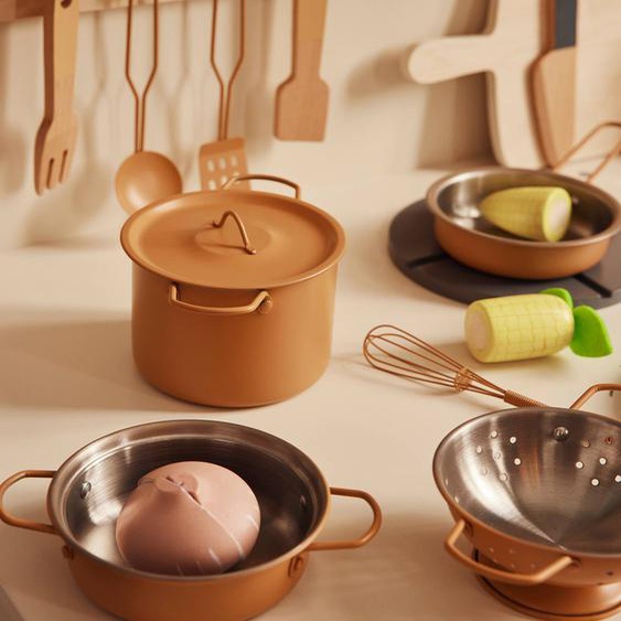 Batterie de cuisine en métal caramel