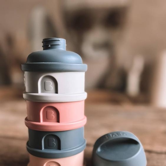 Boîte doseuse de lait 4 compartiments mineral grey/pink