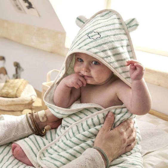 Cape de bain personnalisable et gant de toilette BIO vert sauge