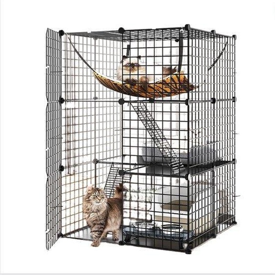 Ce petit chaton peut jouer en toute sécurité et confortablement dans ce grand hamac pour chat XXL.