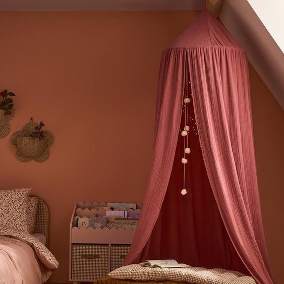 Ciel de lit en gaze de coton avec pompons rose