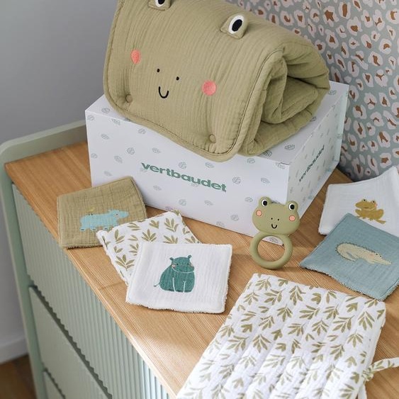 Coffret cadeau naissance 8 pièces : 1 hochet, 1 tapis à langer nomade, 5 lingettes, 1 pochette bayou