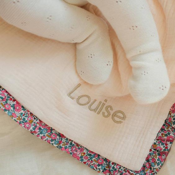 Couverture naissance personnalisable en gaze de coton bio et tissu Liberty ENVIE DE FRAISE rose pâle