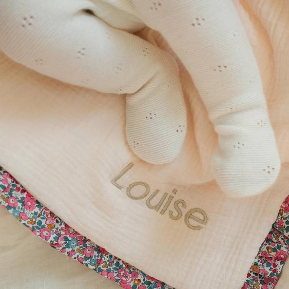 Couverture naissance personnalisable en gaze de coton bio et tissu Liberty rose pâle