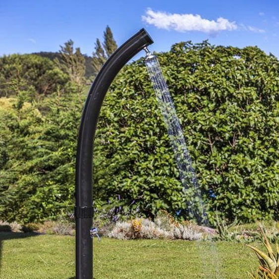 Douche solaire courbée dextérieur en PVC noir - 22 l - robinet réglable