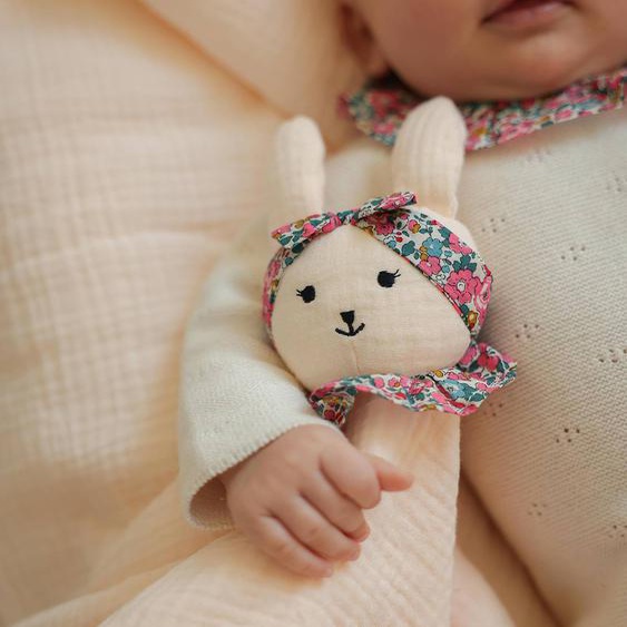 Doudou personnalisable en gaze de coton bio et tissu Liberty ENVIE DE FRAISE rose pâle