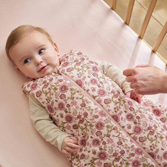 Gigoteuse sans manches en gaze de coton rose imprimé