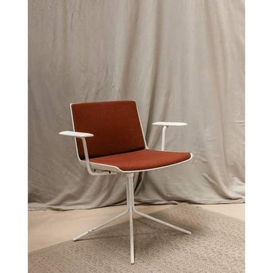 Jakob, le fauteuil terracotta en métal N°527 - Produit chiné
