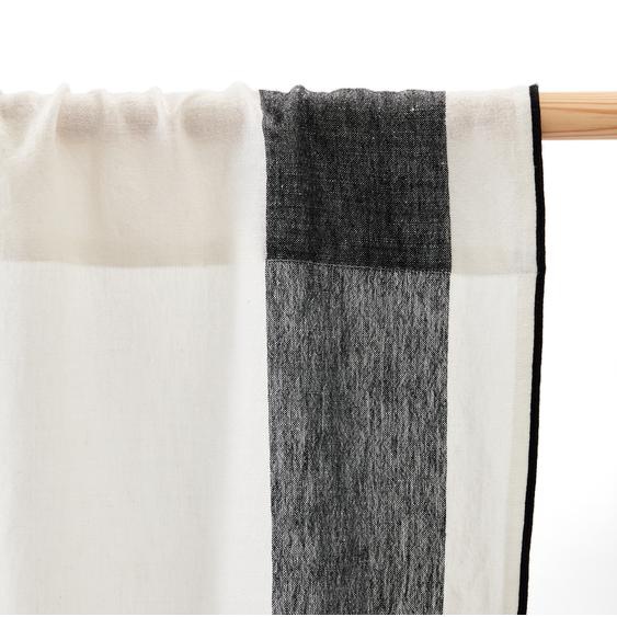 Kave Home - Rideau Maileth en coton et lin blanc avec rayure latérale noire.