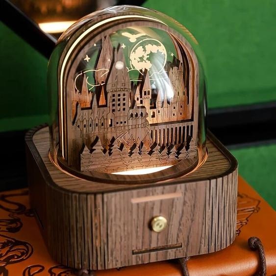 KAYOU Château magique, veilleuse sculptée sur bois, boîte à musique de noël, cadeau de Collection pour Fans pour garçons et filles, nouvelle collection 2025