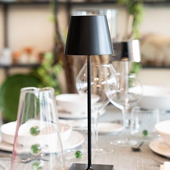 Lampe de table LED Poldina Pro Black, rechargeable et dimmable avec une autonomie allant jusquà 12 heures. IP65 extérieur.