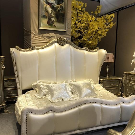 Lit classique baroque rococo style Chesterfield double cuir hôtel lits antiques