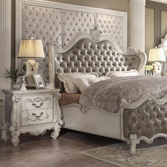 Lit classique baroque rococo style Chesterfield double cuir hôtel lits antiques