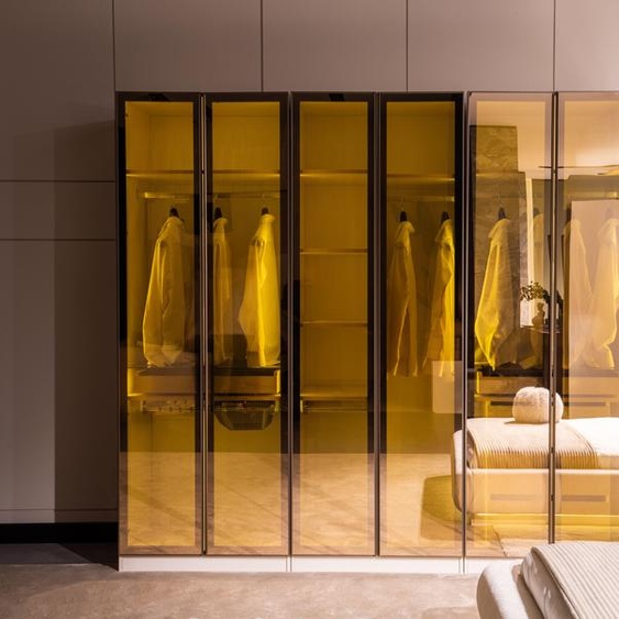 Meubles de chambre à coucher de luxe Lit rembourré Consoles de chevet Armoire en verre 4pcs