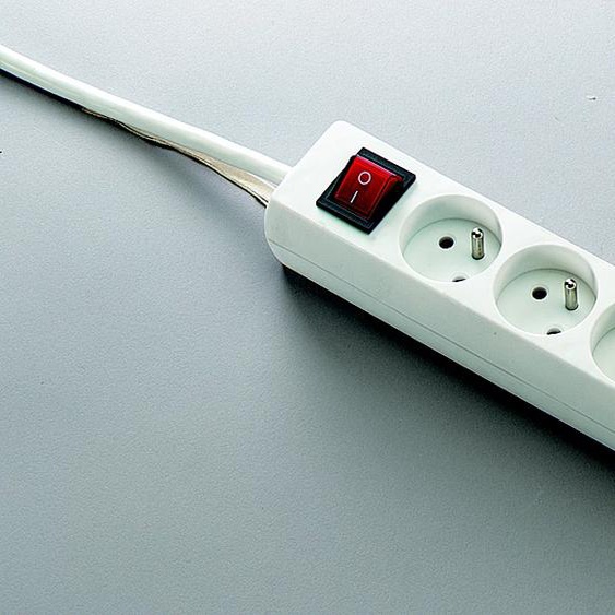 Multiprise 5 prises avec interrupteur - cordon 1,5 m