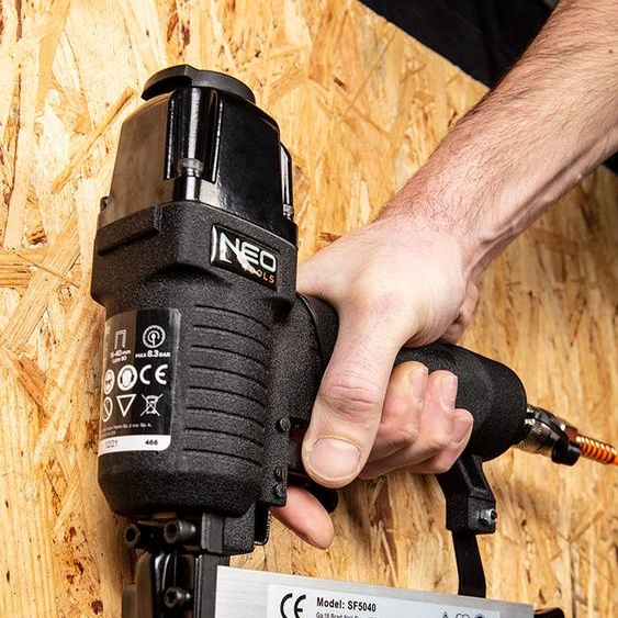 NEO TOOLS Agrafes galvanisées pour agrafeuse pneumatique (pour NEO modèle 14-570), GA18, type 90 (4K), longueur 10-40 mm, 4000 pièces, en fil dacier, galvanisées