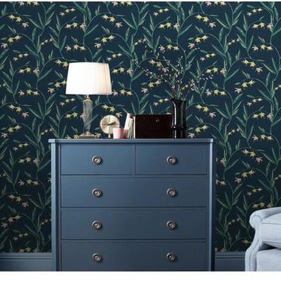 Papier peint Laura Ashley fuchsia Fulwell Midnight 1005 x 52cm Jaune, vert sur fond bleu nuit