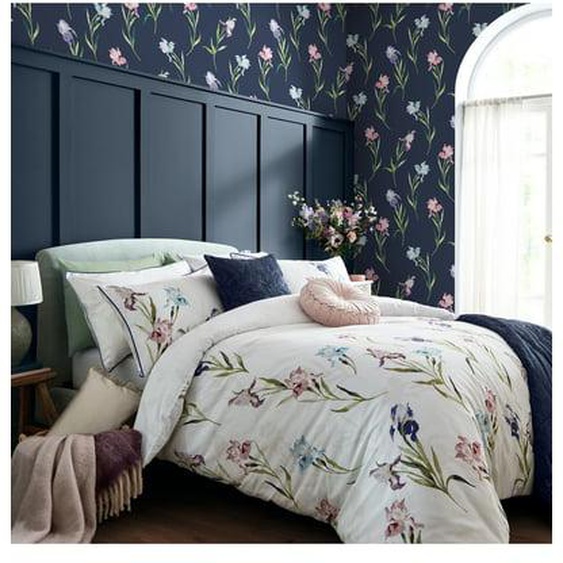Papier peint Laura Ashley Iris Hawling Midnight 1005 x 52cm Vert. rose, bleu, violet sur fond bleu