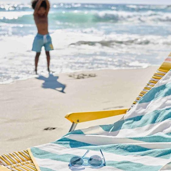 Serviette de bain / plage personnalisable, avec coton recyclé rayé bleu