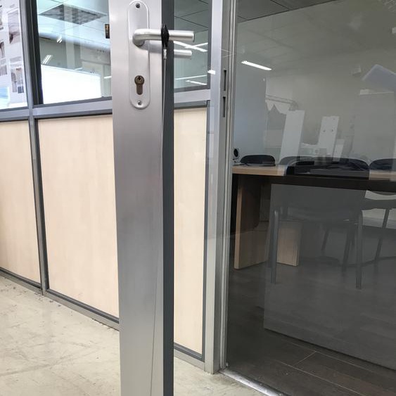 Système douverture de porte avec le pied