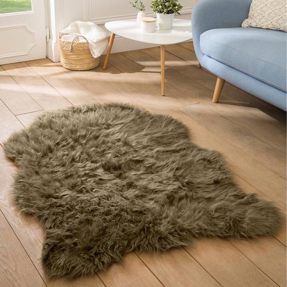 Tapis poils forme peau de bête -