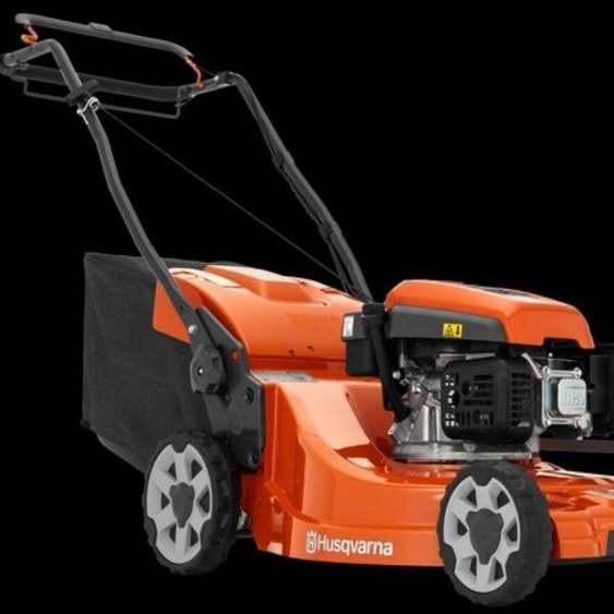Tondeuse à gazon à moteur à essence, autotractée et avec bac de ramassage HUSQVARNA LC253S 53 cm, carter en composite