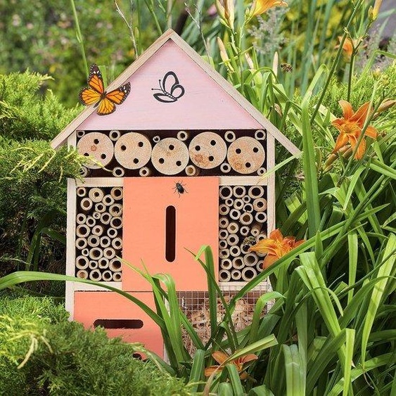 Unyqoos® – Hôtel à insectes : un abri pour les abeilles sauvages, les papillons et les coléoptères. Forme de maison, tubes en bambou et copeaux de bois. Dimensions : 40 x 28 x 9 cm. Couleur naturelle. Peut être suspendu ou posé